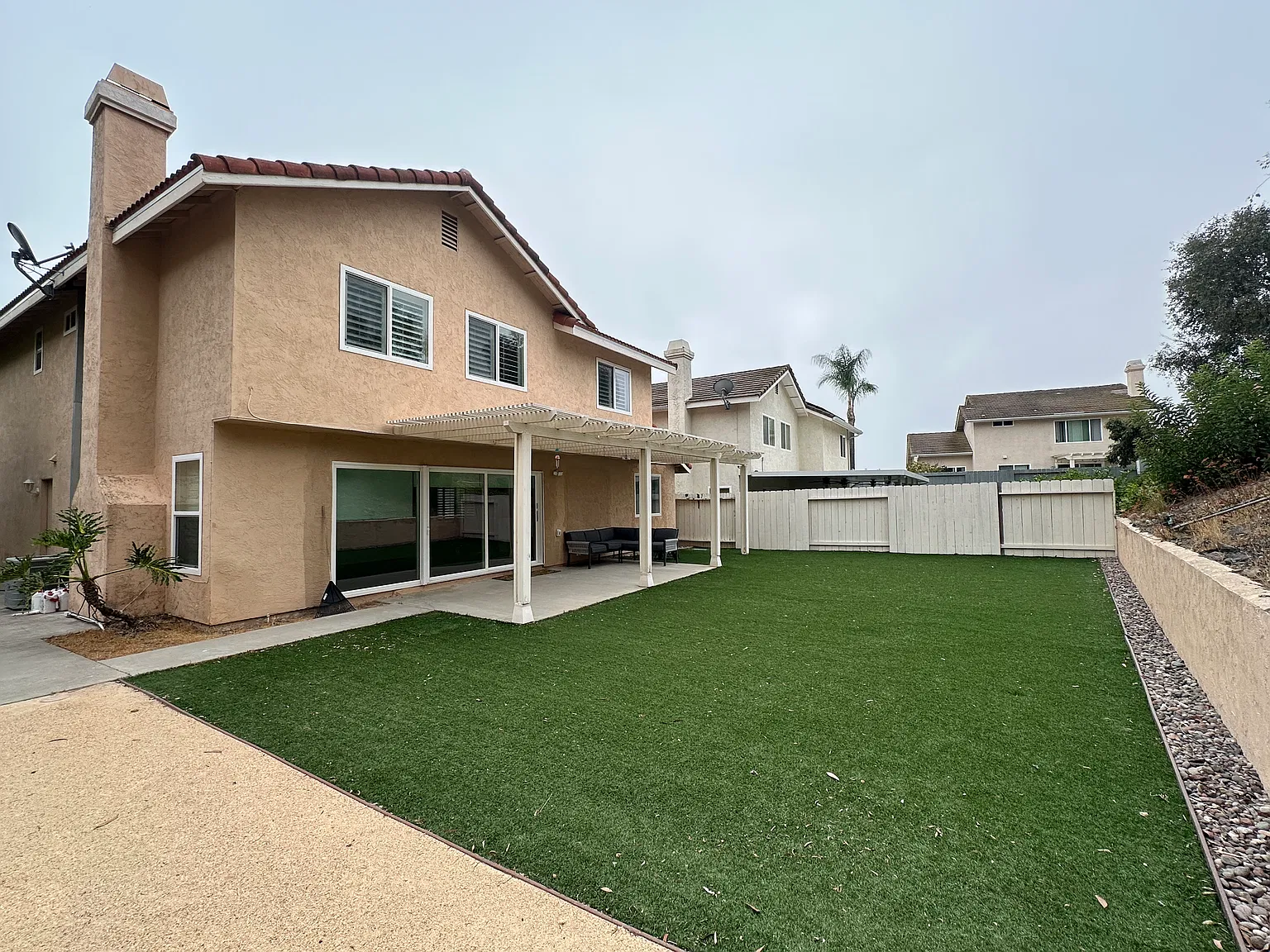 4 bed, 2.5 bath, 2005 sqft, $4,900 — Photo 2