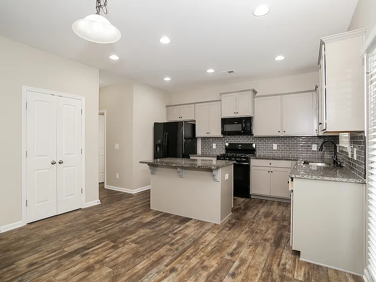 214 Arbor Dr — Photo 10