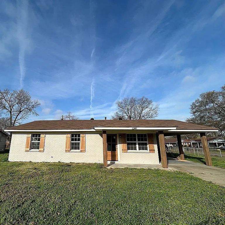 1207 Oak Lane Dr — exterior photo