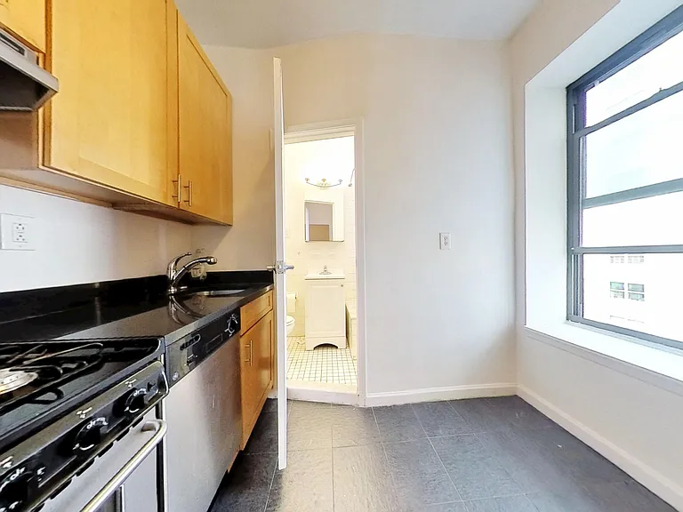 500 E 76th St #5RN — Photo 7
