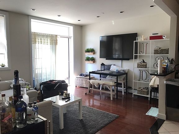 3rd image of 2642 28th St APT 1F