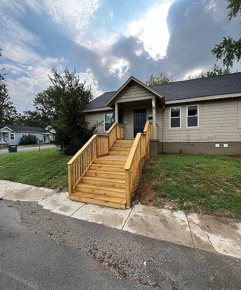 1300 Phelps Ave — Photo 1