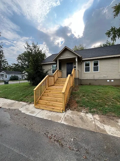 1300 Phelps Ave