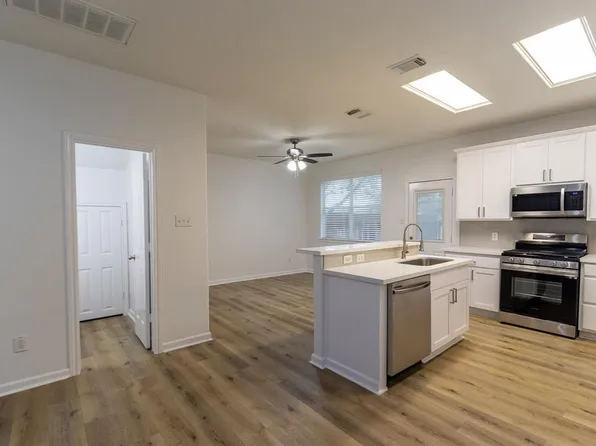 228 Drake Run Ln, Dickinson, TX 77539