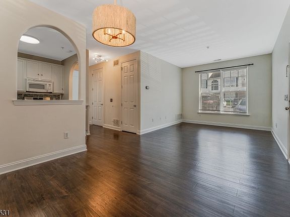 4th image of 141 Limerick Ln