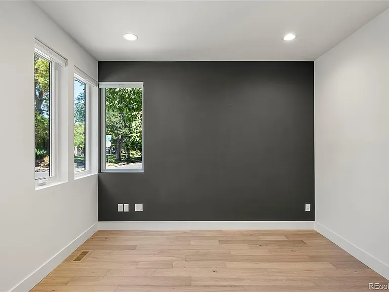 588 Adams St — Photo 3