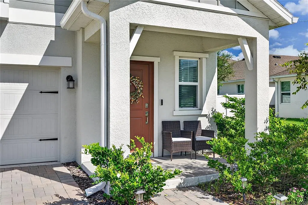 5 bed, 2.5 bath, 2331 sqft, $3,200 — Photo 2