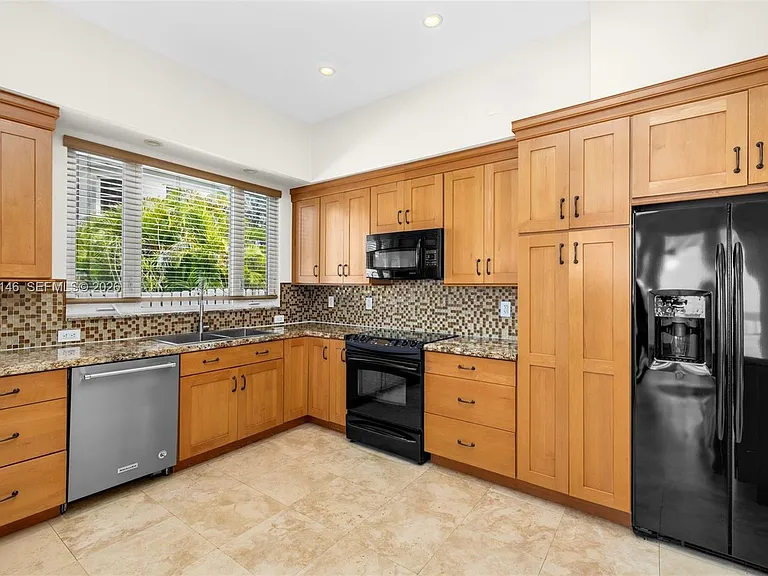4340 Pine Tree Dr — Photo 11