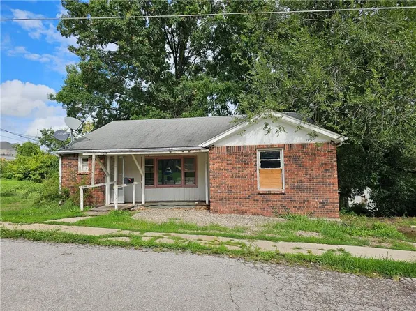 209 S Locust St, Carrollton, MO 64633