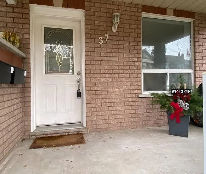 37 Gillespie Ave #MAIN FLOOR — Photo 2