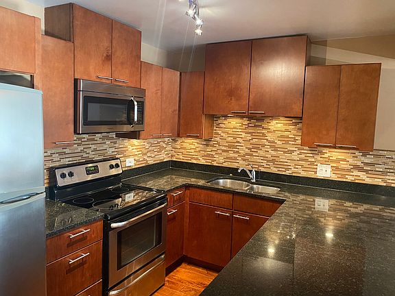 3rd image of 3930 N Pine Grove Ave #5