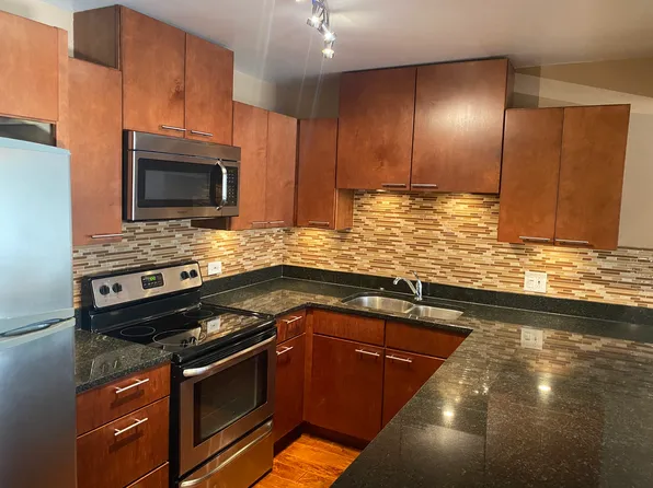 3930 N Pine Grove Ave, Chicago, IL 60613
