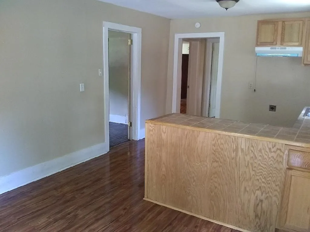 4 bed, 1800 sqft, $880 — Photo 3