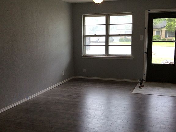 4th image of 704 Simmons Dr