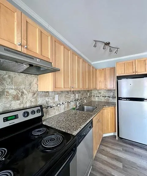 590 NW 40th Ct #3 — Photo 7