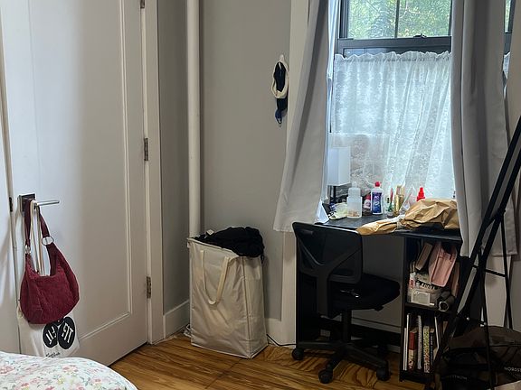 4th image of 405 E 6th St APT 2
