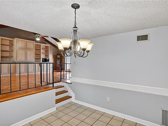 5th image of 609 Mary Ln
