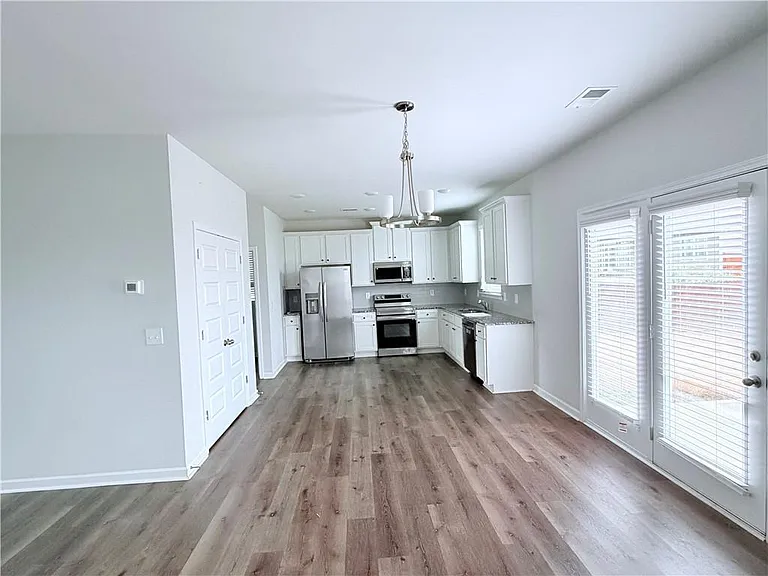 409 McGinnis Cir — Photo 4