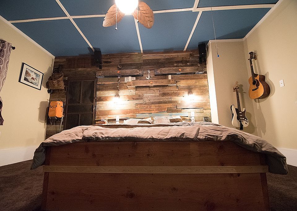 4th Bedroom/2nd living room 