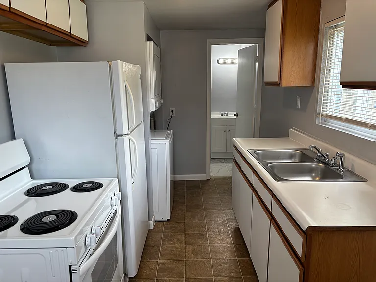 22441 Ridgeway St — Photo 32
