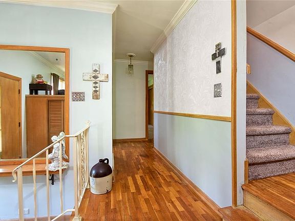 3rd image of 4368 Meadowview Dr