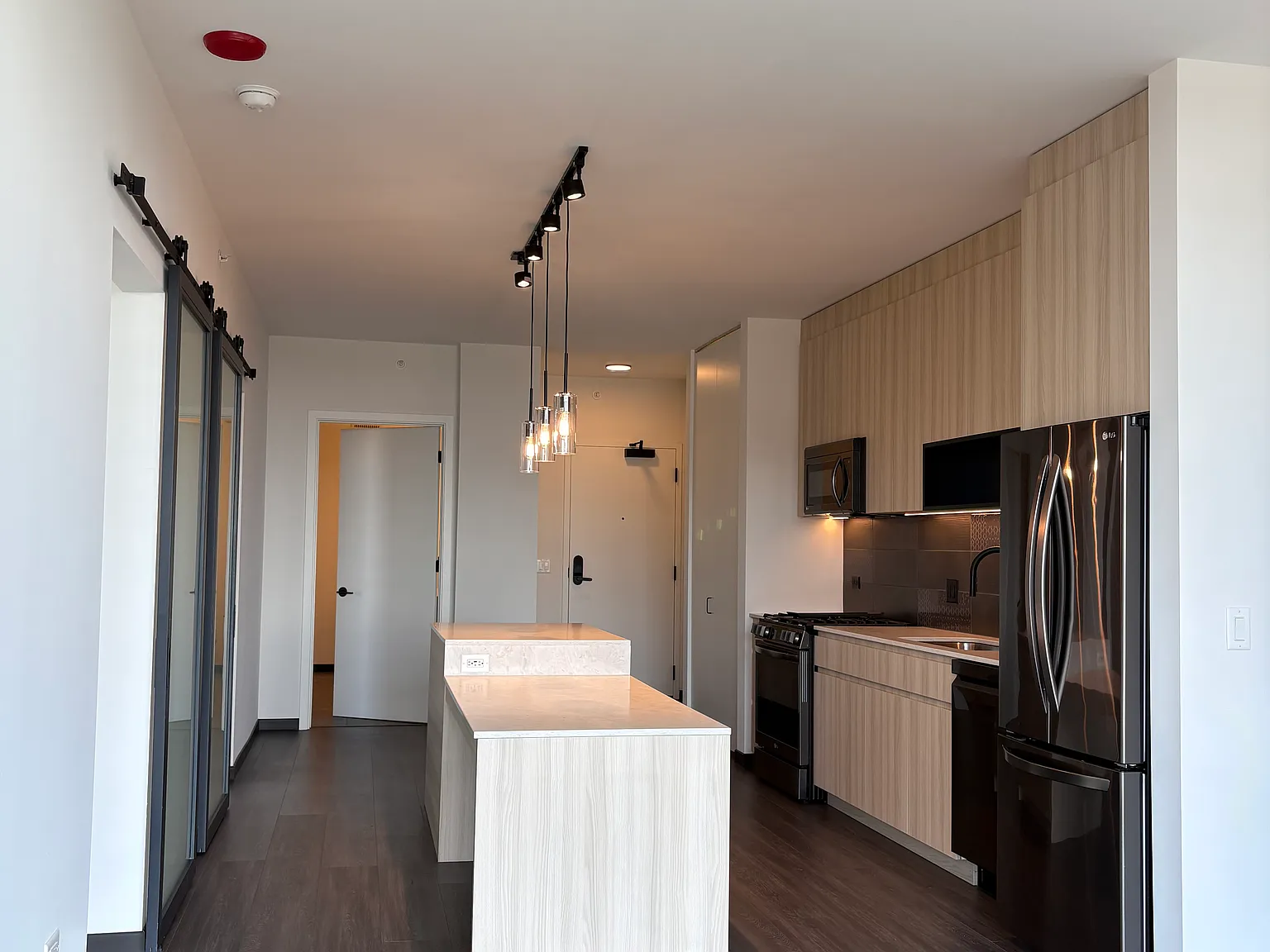 1 bed, 875 sqft, $3,546 — Photo 3