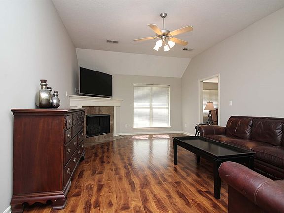 3rd image of 71 Woodgrove Dr