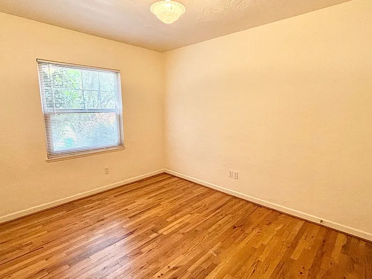 T0131 - Claremont Apartments — Photo 23