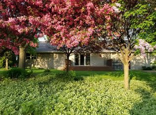 425 Riverwood Ln, Green Bay, WI 54313