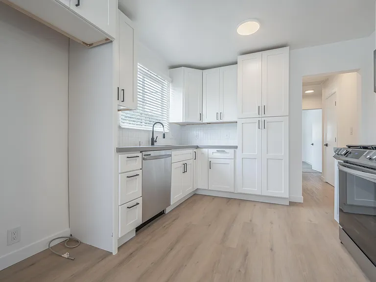 3201 S Barrington Ave #F — Photo 16