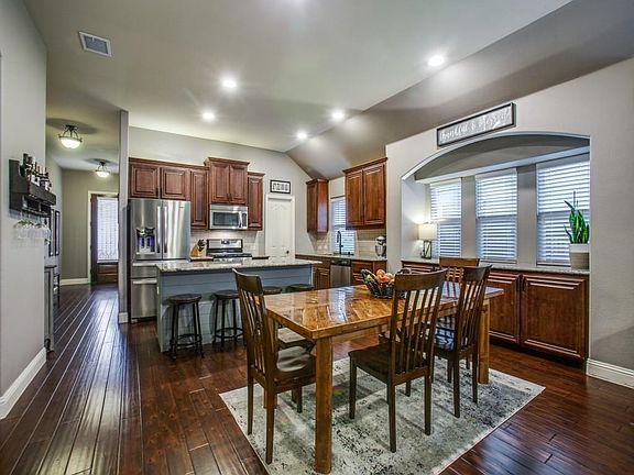 2nd image of 216 Lyndhurst Dr