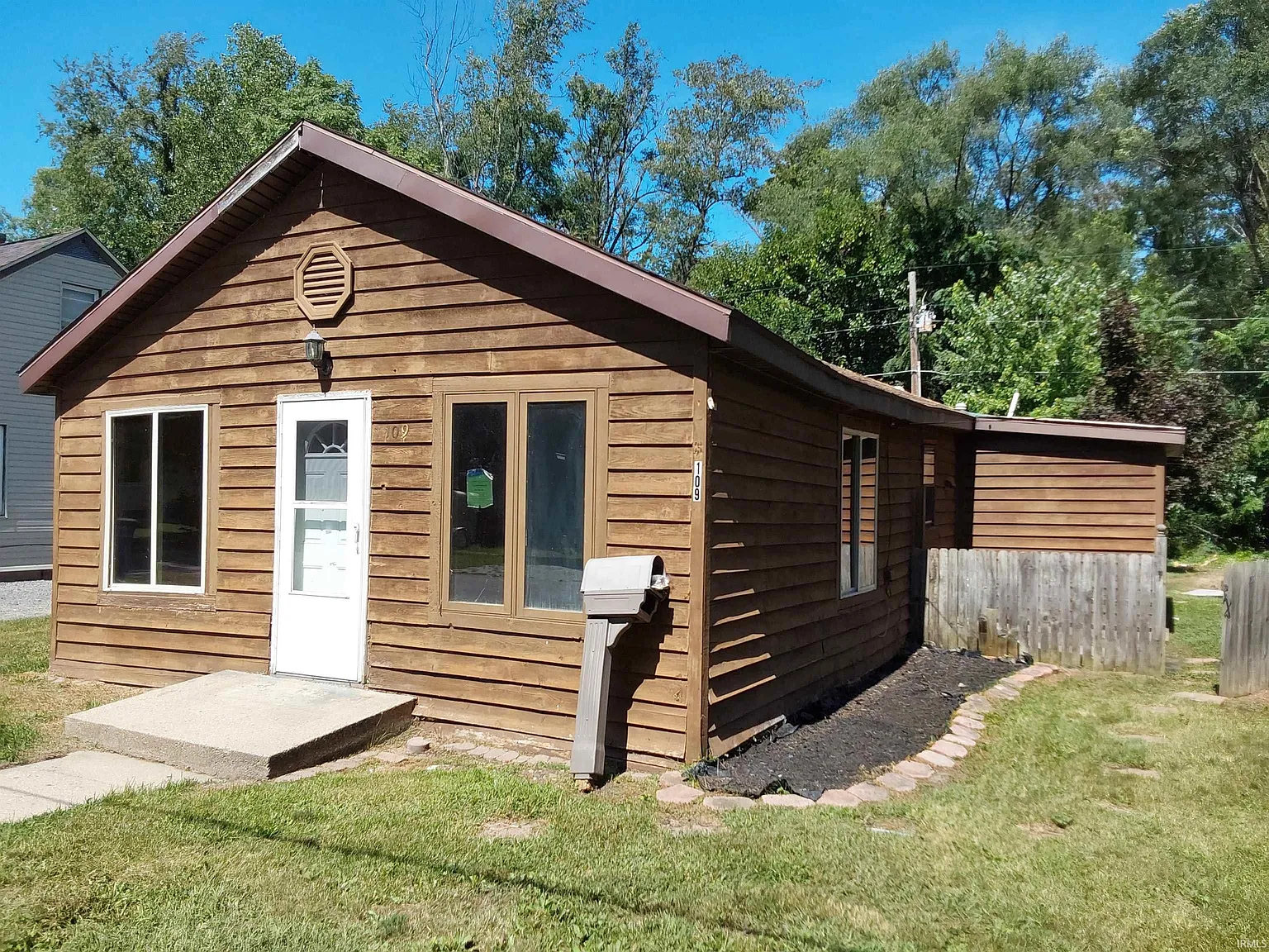 109 Clover Dr photo 1