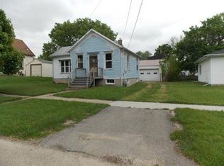 527 W Chestnut St, Freeport, IL 61032