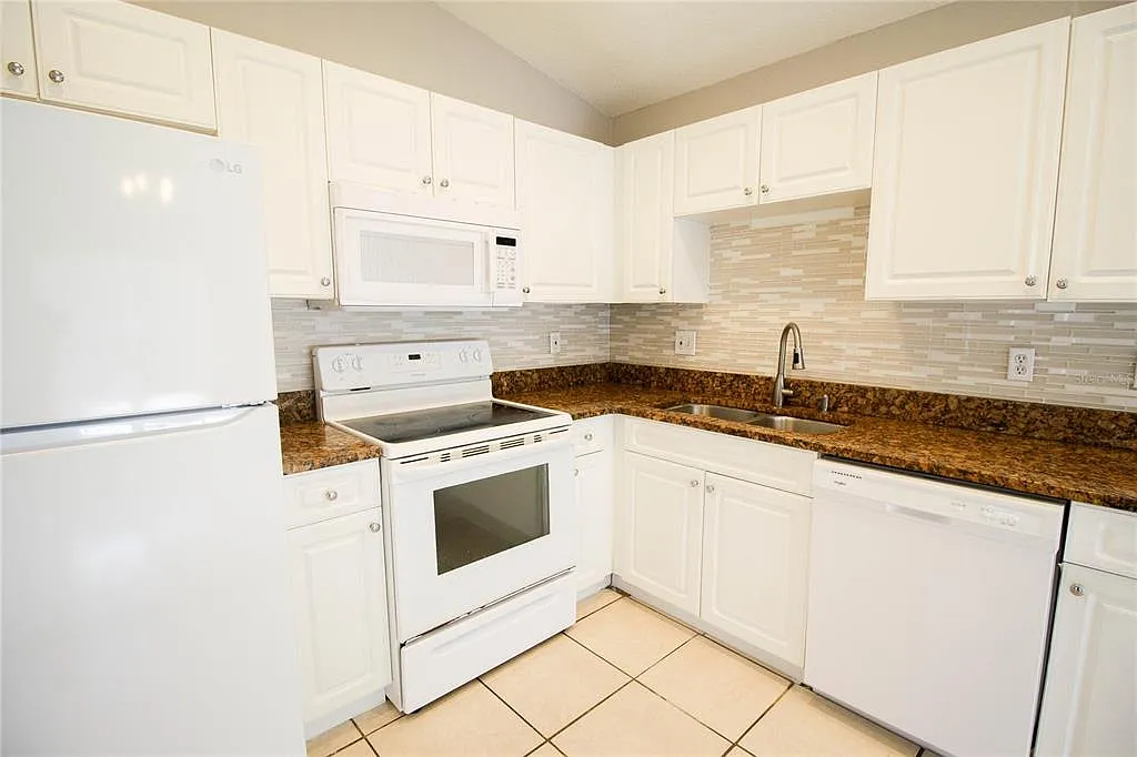 2 bed, 2.0 bath, 875 sqft, $1,595 — Photo 3