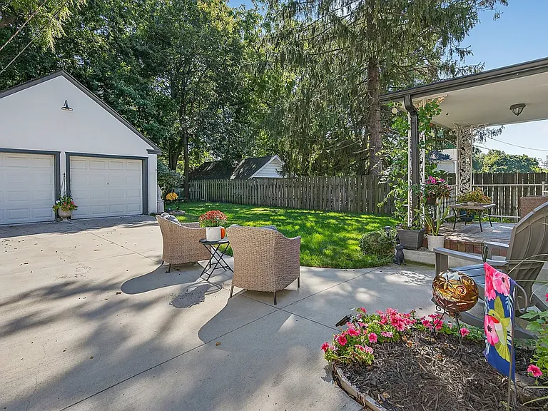 115 Oak Knolls Ave — Photo 2