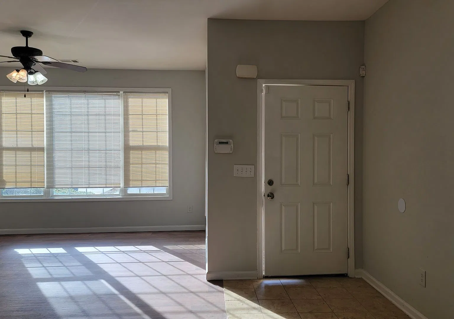 2-Story Townhome - Walk to Nearby Lake - Quiet Cul-de-Sac — Photo 4