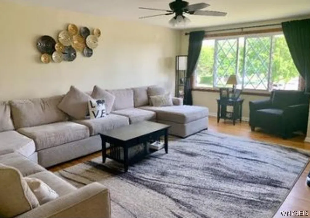 3 bed, 1.0 bath, 1176 sqft, $1,475 — Photo 3
