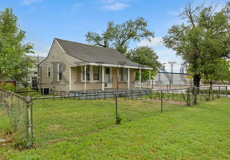 1501 S Walnut St — Photo 3