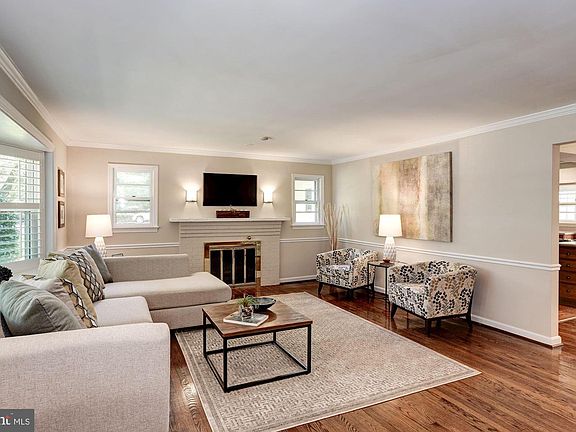 3rd image of 1101 Woodcliff Dr
