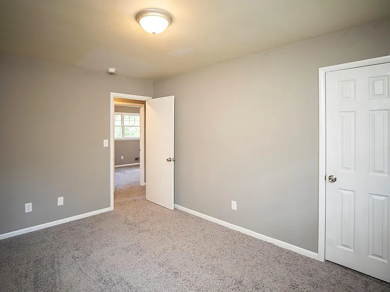 1037 Dawn Dr — Photo 9