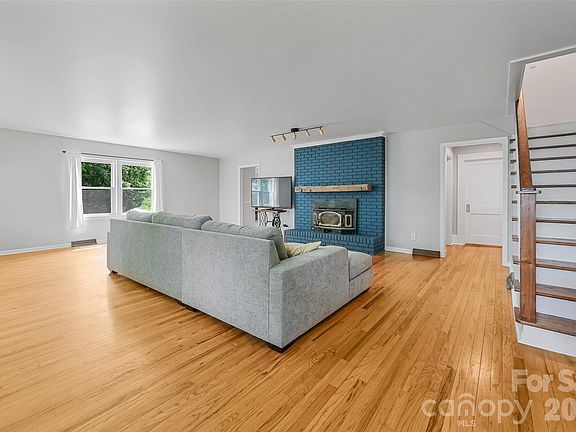 5th image of 1110 Queentown Rd