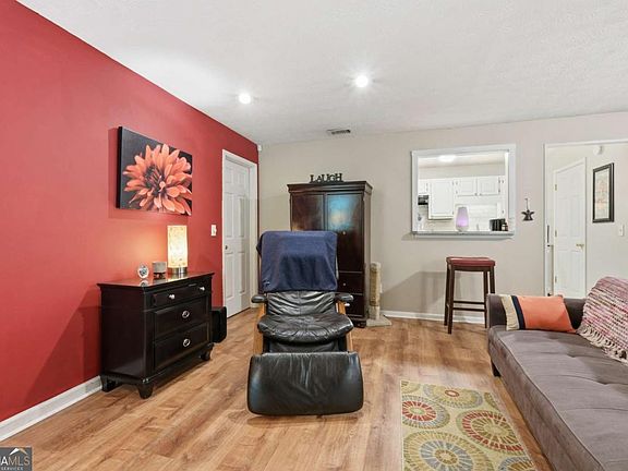 5th image of 4012 Woodridge Way