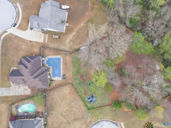 1 Golden Leaf Ct, Florence, AL 35633