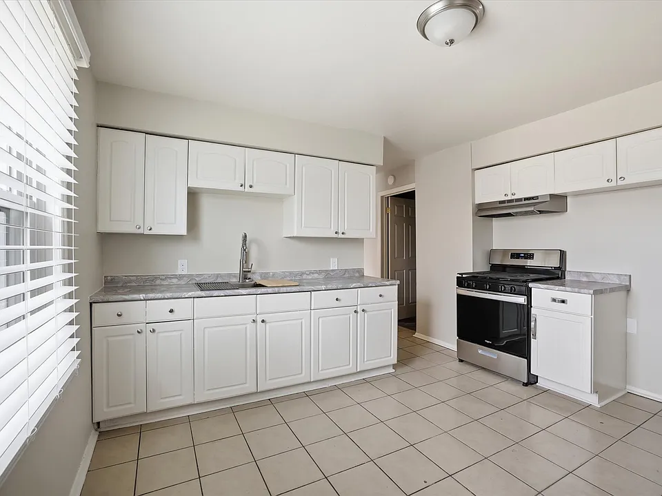 101 W Meinecke Ave #107