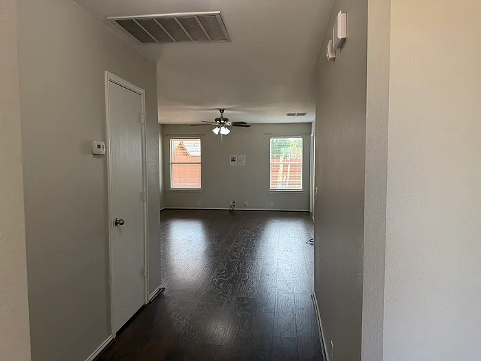 3 bed, 2.0 bath, 1406 sqft, $1,595 — Photo 3