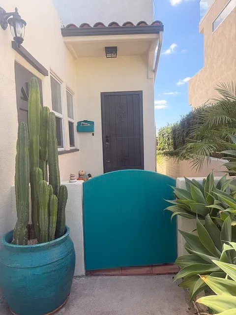 4 bed, 2.5 bath, 2000 sqft, $5,995 — Photo 1