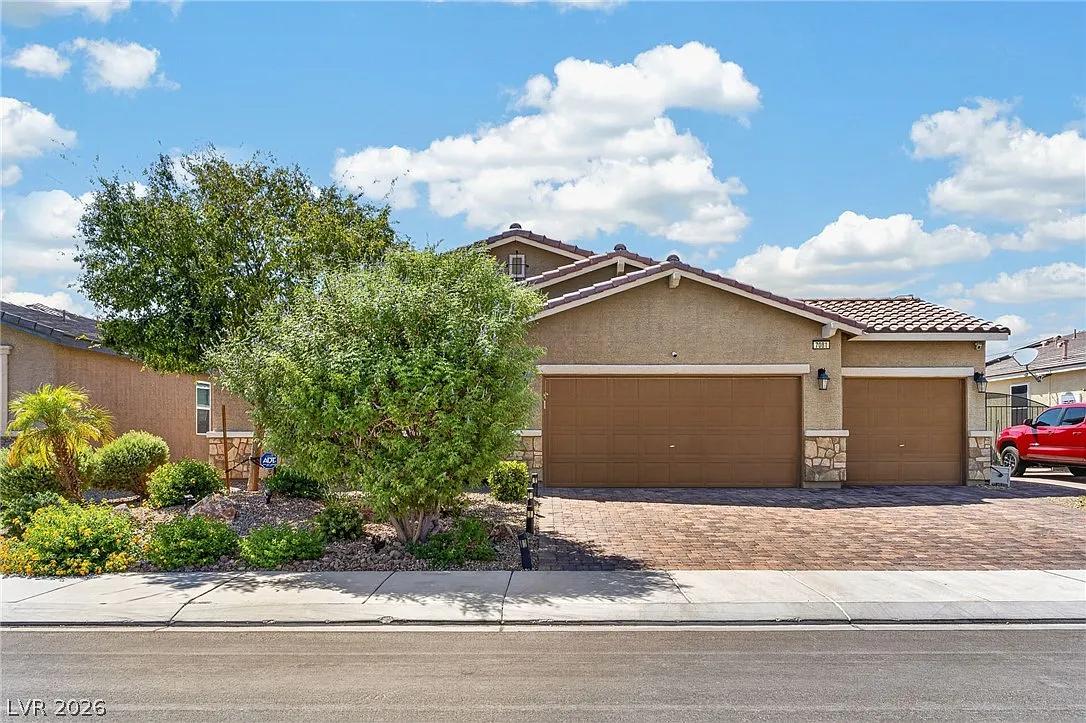 4 bed, 3.0 bath, 2032 sqft, $4,800 — Photo 1