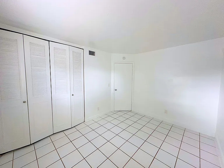 519 W Kalmia Dr — Photo 5