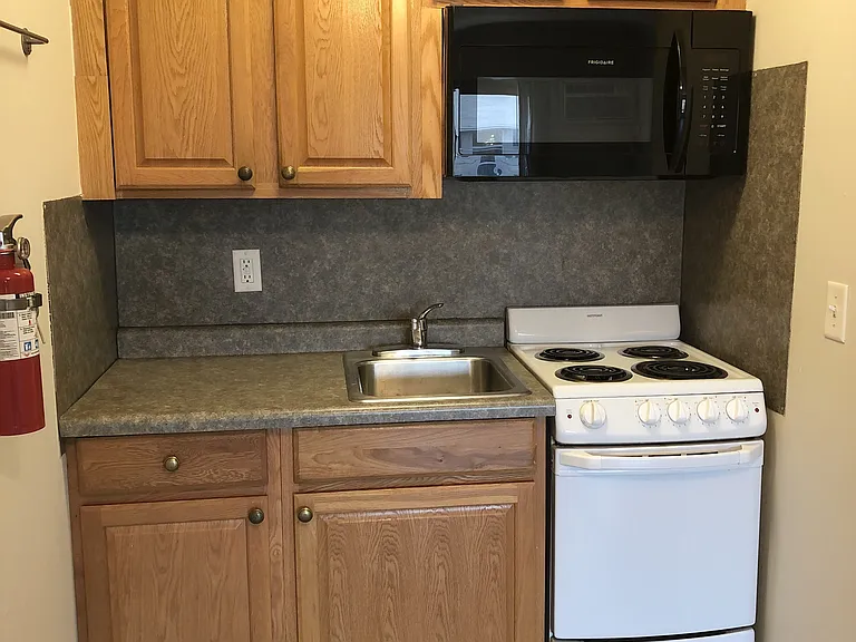 1040 Cleveland Apartments — Photo 14