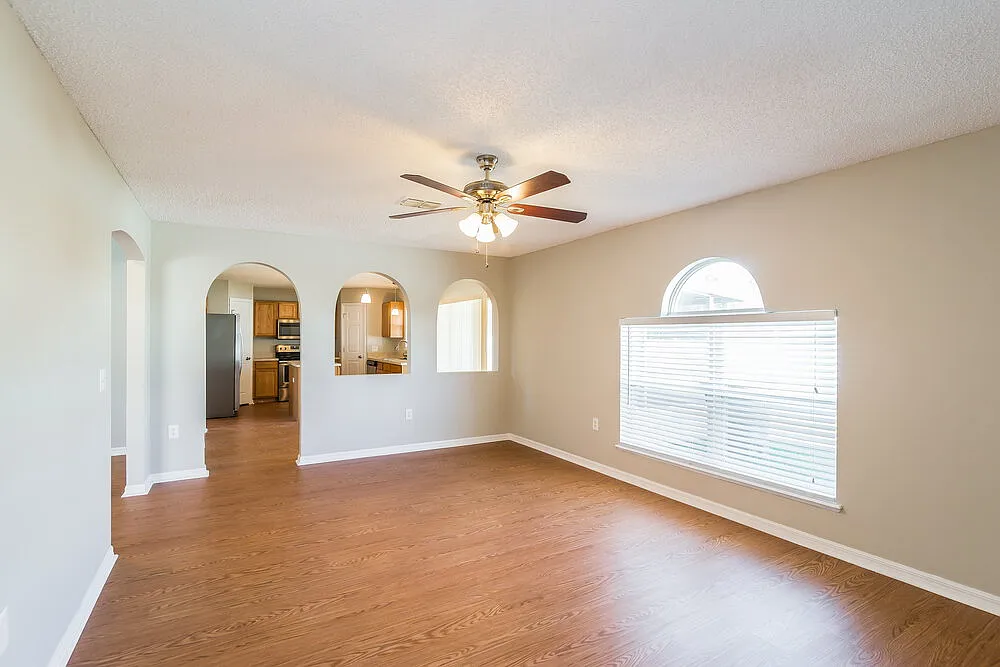 4 bed, 2.5 bath, 2215 sqft, $2,330 — Photo 3